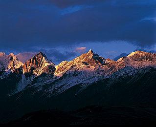 序章开启《赤痕：绯红契约》预告片首曝 